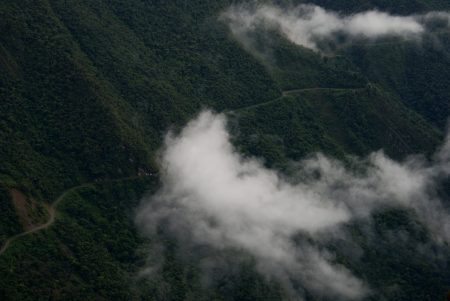 Paisaje de los Yungas y carretera de la muerte con neblina Bolivia aventura